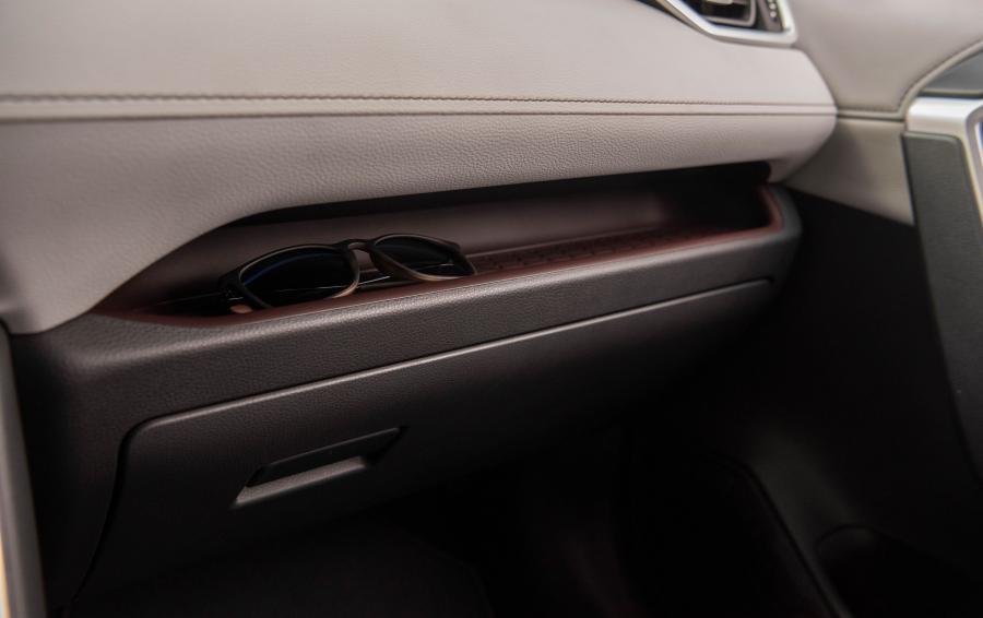 Детали интерьера Toyota RAV4 XSE Hybrid 2018 года  (NA) (фото 67 из 71)